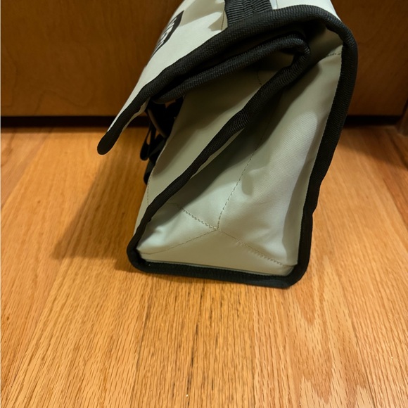 Yeti lunch bag sagebrush color discount great condition - Picture 2 of 3